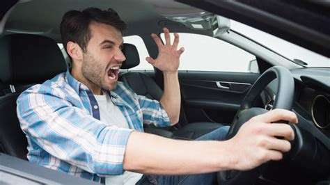 کنترل عصبانیت در رانندگی به مدیریت و کنترل احساسات منفی، خشم، تنش و تحت فشار بودن در حین رانندگی اشاره دارد که این شامل ترکیب مهارت‌های مختلف روانشناختی و رفتاری می‌شود. تا راننده بتواند به طور آرام و تحت کنترل واکنش‌های خود را نسبت به موقعیت‌های ترافیکی مختلف نشان دهد. اهمیت کنترل عصبانیت در رانندگی افزایش ایمنی رانندگی و کاهش تصادفات را به همراه دارد.